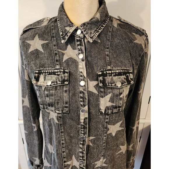 Macaron Women's Washed Black and Stars Jean Deium Shacket Snap Down Small - Picture 3 of 6